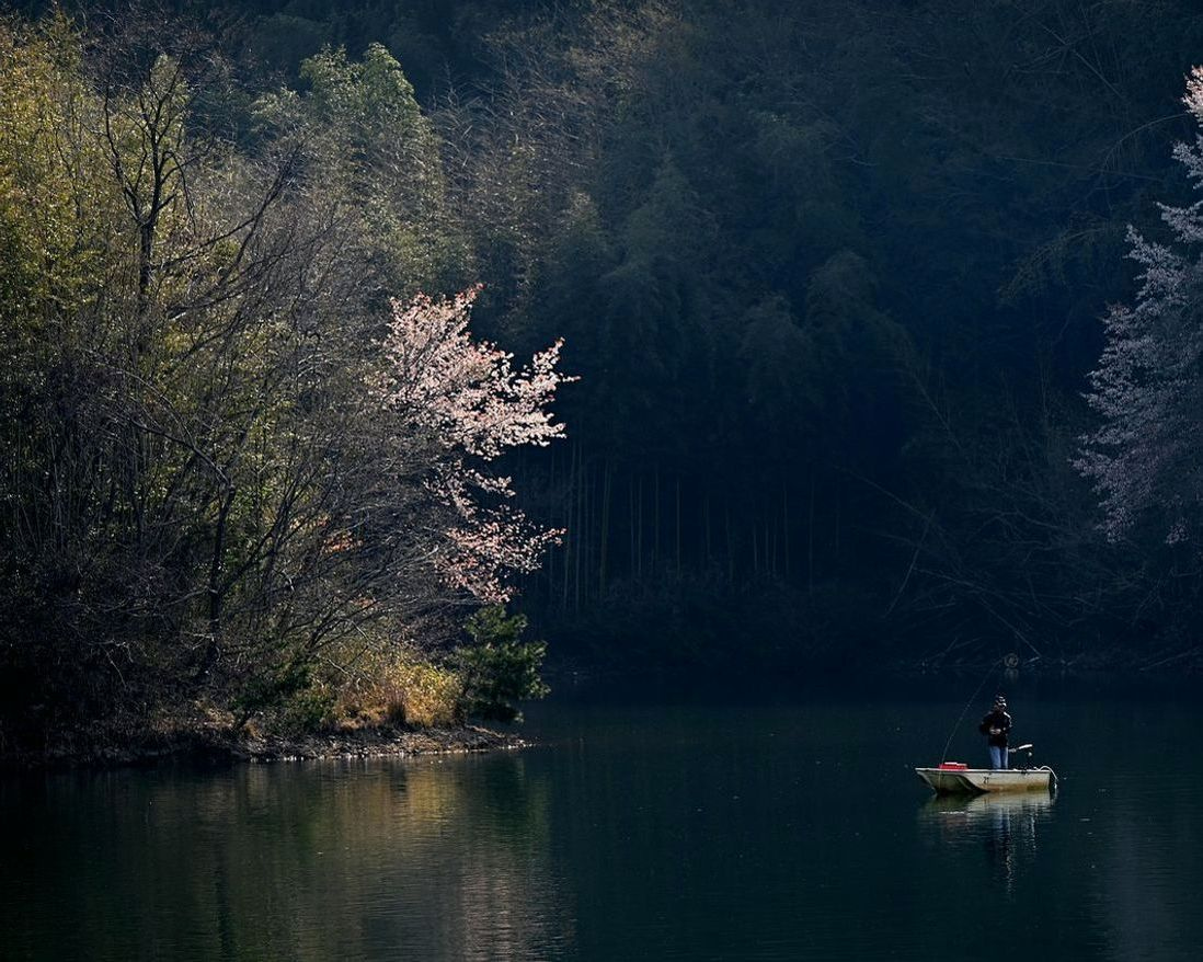 Visitantes no parque de pesca River Quest